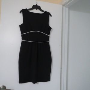 SIZE M BOAT-NECK SLEEVELESS SHORT BLACK DRESS.